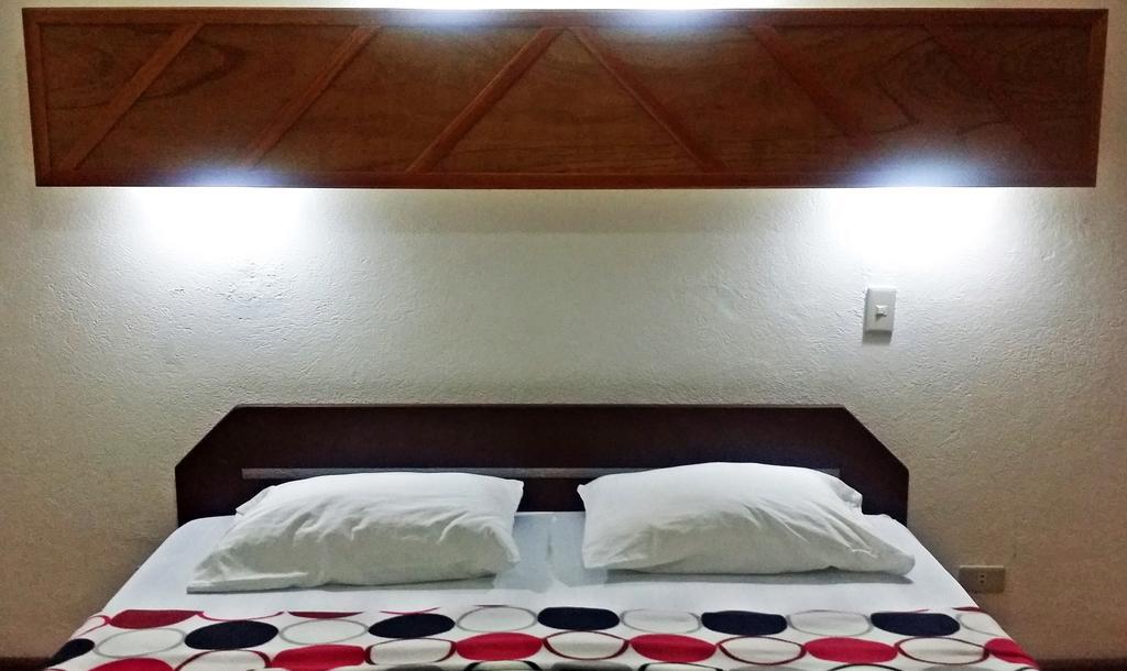 Bamboo Bungalows Resthouse Balabag  Rom bilde