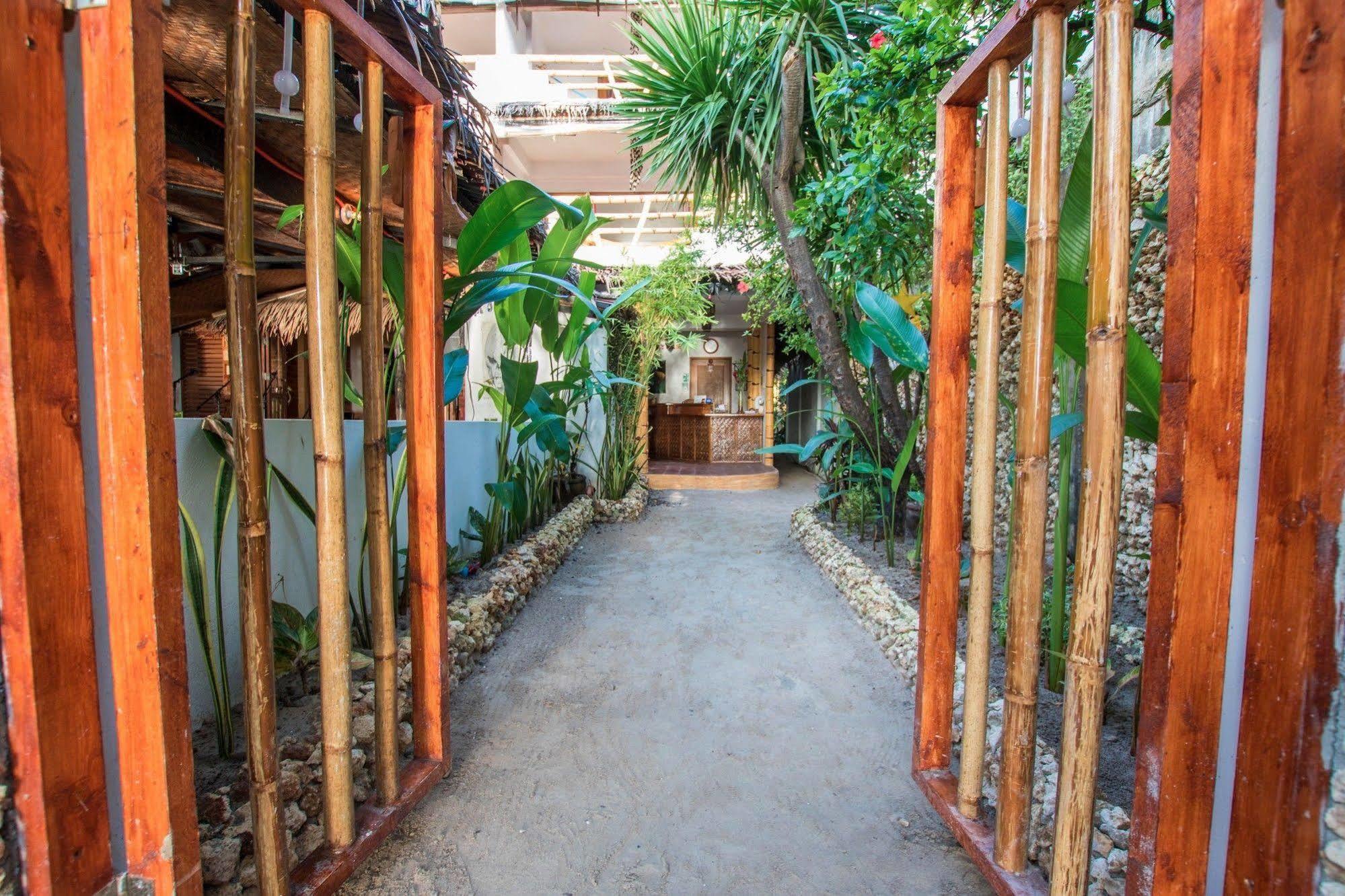 Bamboo Bungalows Resthouse Balabag  Eksteriør bilde